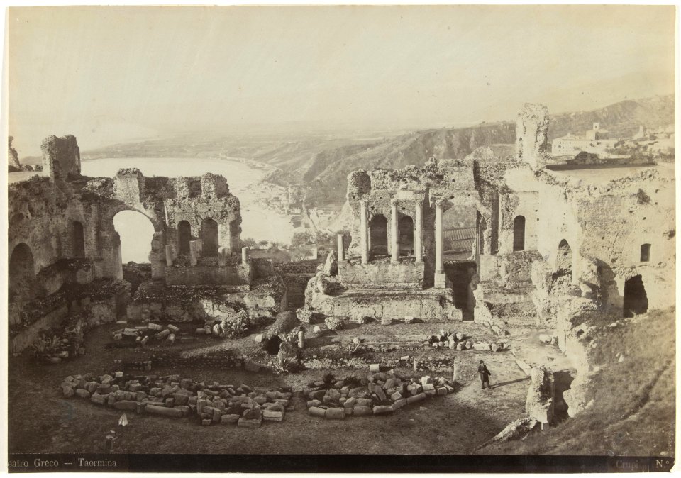 Gezicht op het Teatro Greco in Taormina Teatro Greco-Taormina (titel op object), RP-F-F17131