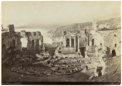 Gezicht op het Teatro Greco in Taormina Teatro Greco-Taormina (titel op object), RP-F-F17131