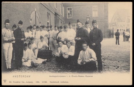 Gezamenlijk aardappelen schillen in de Oranje-Nassau Kazerne, Sarphatistraat 154. Uitgave Dr. Trenkler Co. Leipzig, Afb PBKD00164000009