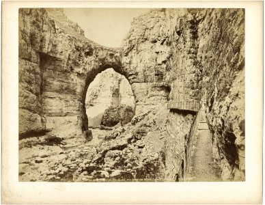 Gezicht in een kloof in Algerije Constantine. Les Gorges du Rhummel, vue prise du Chemin des Touristes (titel op object), RP-F-F02285 photo