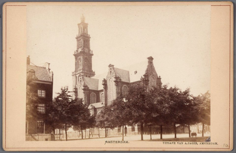 Gezicht op de Westermarkt en de Westerkerk over de Keizersgracht, met links de zijgevel van Westermarkt 1