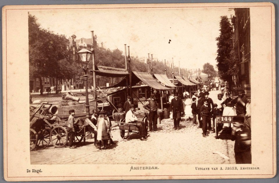 Gezicht op de Appelmarkt op het Singel, ter hoogte van de Schoorsteenvegerssteeg