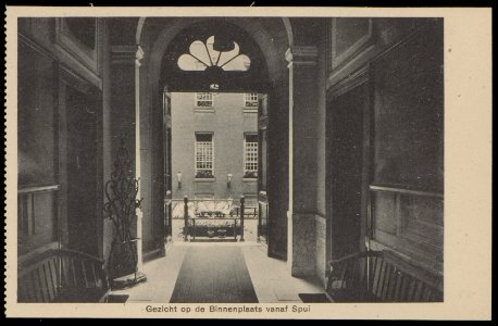 Gezicht op de binnenplaats van het rooms katholieke Maagdenhuis Spui 21. Uitgave Brinio, Rotterdam, Afb PBKD00354000029