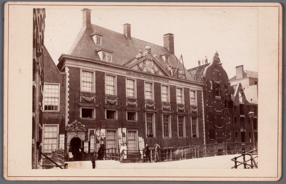 Gezicht op het Oudezijds Herenlogement aan de Grimburgwal, kort voor de afbraak