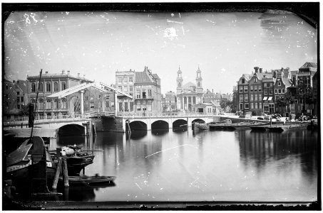 Gezicht op de Blauwbrug over de Binnen Amstel, met op de achtergrond de Mozes- en Aäronkerk