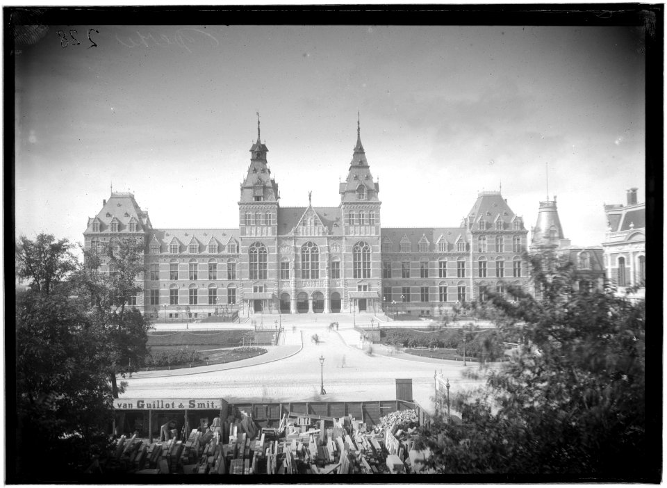 Gezicht op het Rijksmuseum, Stadhouderskade 42, met daarvoor de Singelgracht en de Museumbrug (Brug 82)