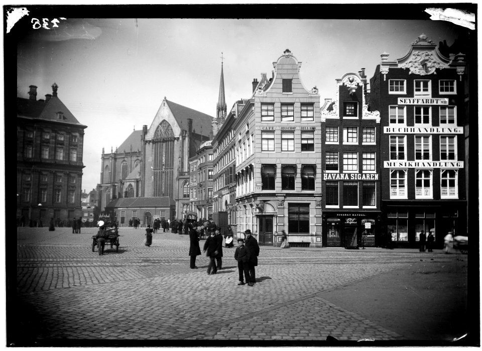 Gezicht op de hoek van Dam en Damrak-001
