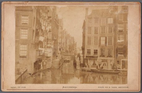 Gezicht op de Kolksluis en de Oudezijds Kolk in noordelijke richting photo