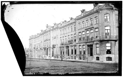 Gezicht op de Plantage Parklaan 10-20 (van rechts naar links), ontworpen in 1865 door G.W. Breuker, tegenover het Wertheimpark