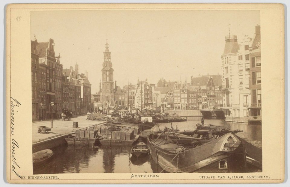 Gezicht op de voormalige Doodkistenmakersgracht en het Sophiaplein ( tot 1877 het Schapenplein, vanaf 1917 Muntplein) met de Munttoren en het oude Muntgebouw