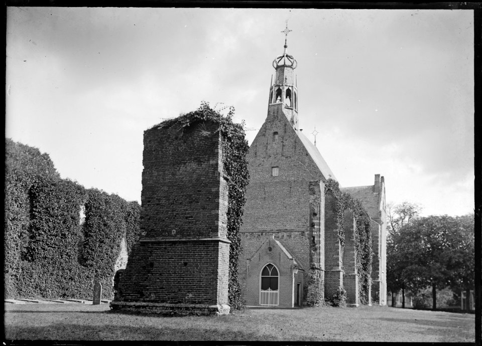 Gezicht op de Ruïnekerk in Bergen - Regionaal Archief Alkmaar - FO1400006