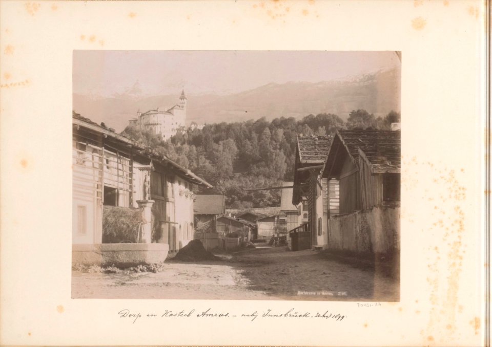 Gezicht op een dorpsstraat en het kasteel van Amras Dorfstrasse in Amras. (titel op object), RP-F-F01131-AA