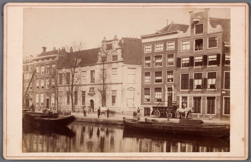 Gezicht op het Singel bij het Stedelijk Gymnasium, Singel 451-457