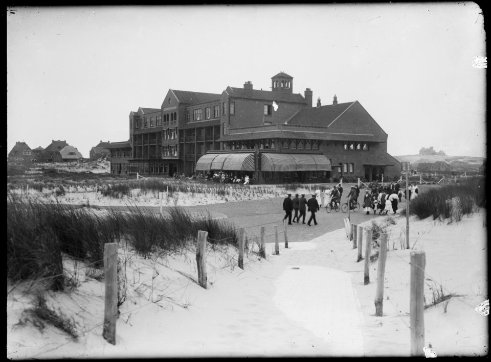 Gezicht op hotel Nassau Bergen - Regionaal Archief Alkmaar - FO1400100