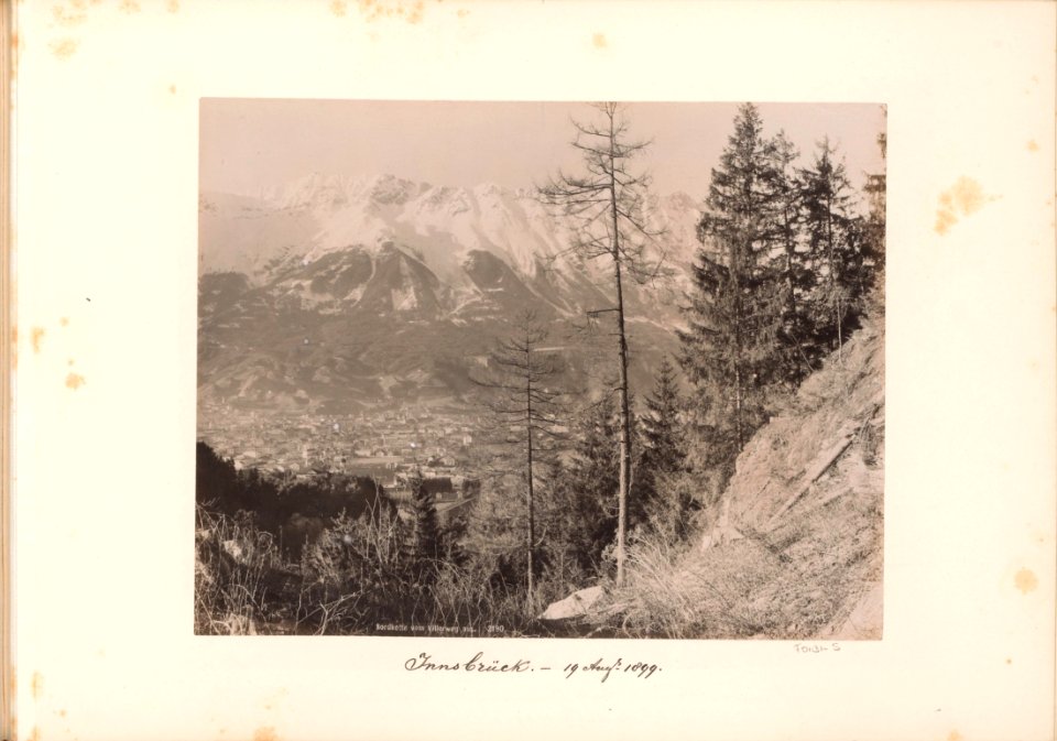 Gezicht op Innsbruck aan de voet van de Inndalketen (Noordketen), vanuit Villerweg Nordkette vom Villerweg aus (titel op object), RP-F-F01131-S