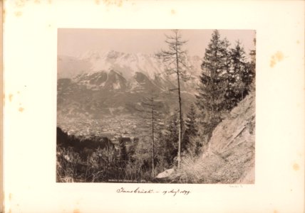 Gezicht op Innsbruck aan de voet van de Inndalketen (Noordketen), vanuit Villerweg Nordkette vom Villerweg aus (titel op object), RP-F-F01131-S