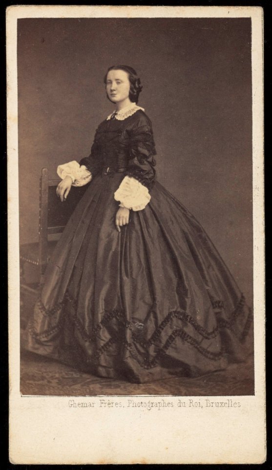Ghémar, Frères - carte de visite, Studioportret van een jonge vrouw in een hoepeljurk