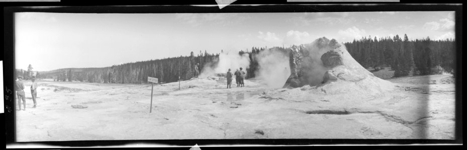 Giant geyser, Yellowstone LCCN2017656402