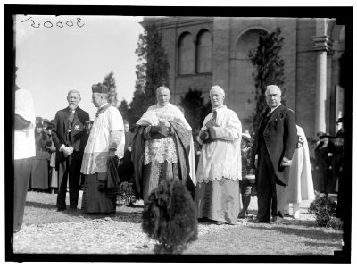 GIBBONS, JAMES, CARDINAL. EPISCOPAL JUBILEE FOR CARDINAL GIBBONS AT CATHOLIC UNIVERSITY. MONS. LEE OF ST. PATRICK'S CHURCH; GIBBONS; MONS. MACKIN. BOURKE COCHRAN IS LAYMAN AT RIGHT LCCN2016869707