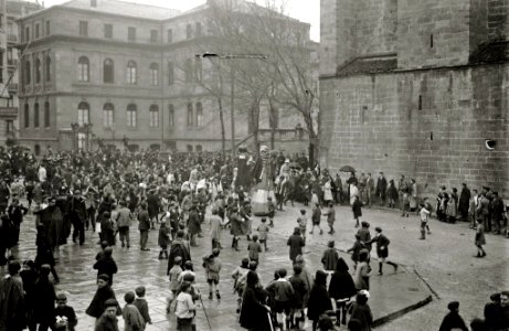 Gigantes y Cabezudos en la plaza de Zuloaga (1 de 1) - Fondo Car-Kutxa Fototeka