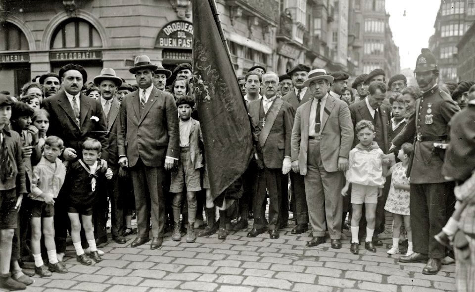 Gigantes y Cabezudos por la calle Loiola (3 de 3) - Fondo Car-Kutxa Fototeka