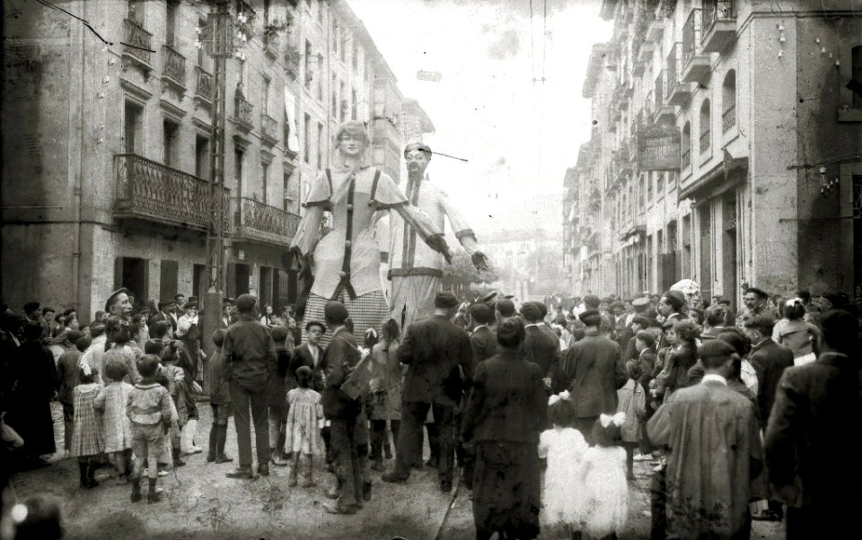 Gigantes y Cabezudos por la calle de una localidad durante la celebración de unas fiestas populares (1 de 1) - Fondo Car-Kutxa Fototeka
