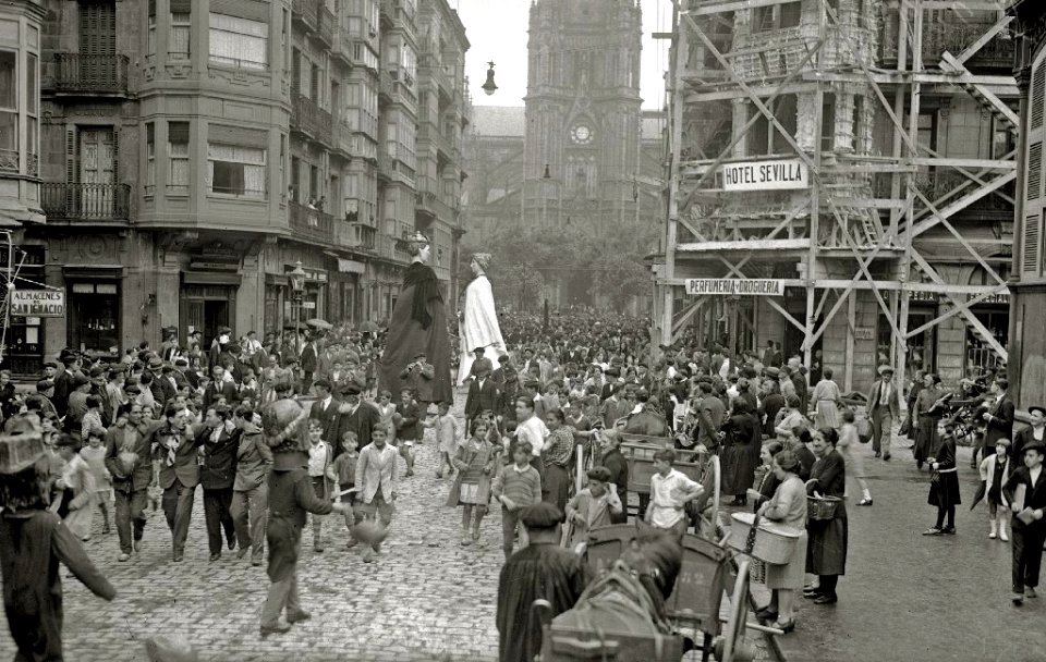 Gigantes y Cabezudos por las calles de San Sebastián (1 de 2) - Fondo Car-Kutxa Fototeka