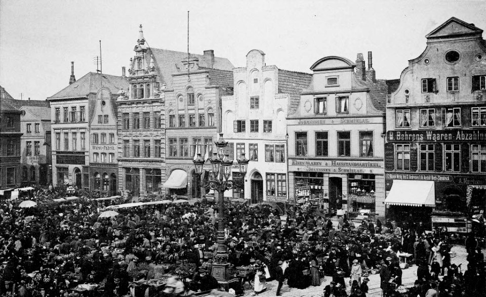 Giebelhäuser an der Westseite des Marktes (Kiel 44.608)