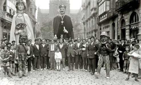 Gigantes y Cabezudos por la calle Loiola (2 de 3) - Fondo Car-Kutxa Fototeka