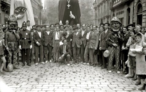 Gigantes y Cabezudos por la calle Loiola (1 de 3) - Fondo Car-Kutxa Fototeka