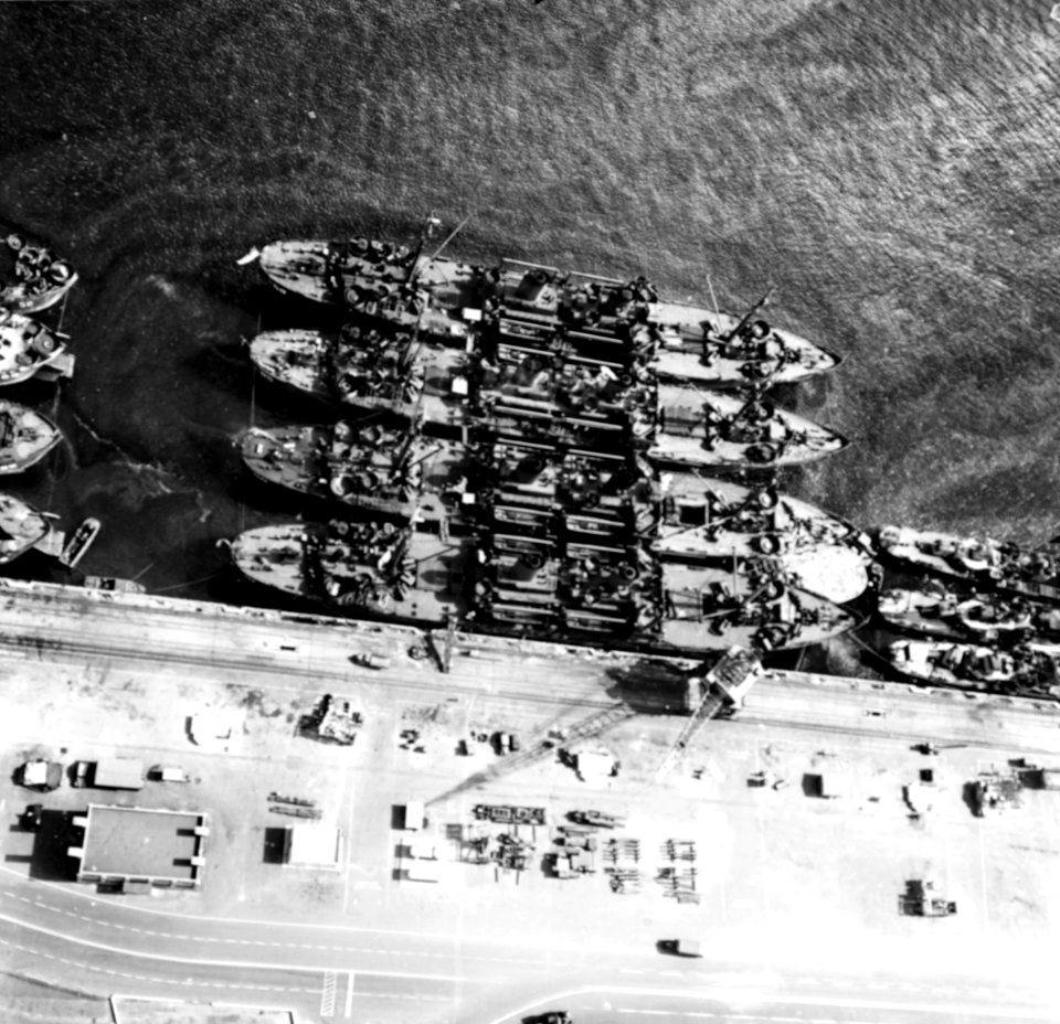 Gilliam-class attack transports at the Pearl Harbor Naval Shipyard, Hawaii (USA), on 27 February 1946 (80-G-361735)
