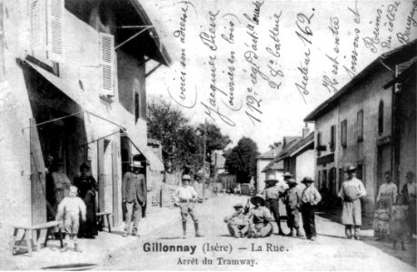 Gillonnay, la rue, arrèt du tramway en 1908, p 92 de L'Isère les 533 communes
