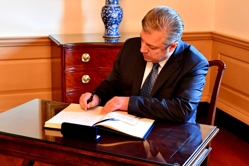 Giorgi Kvirikashvili signs Sec Pompeo's guestbook