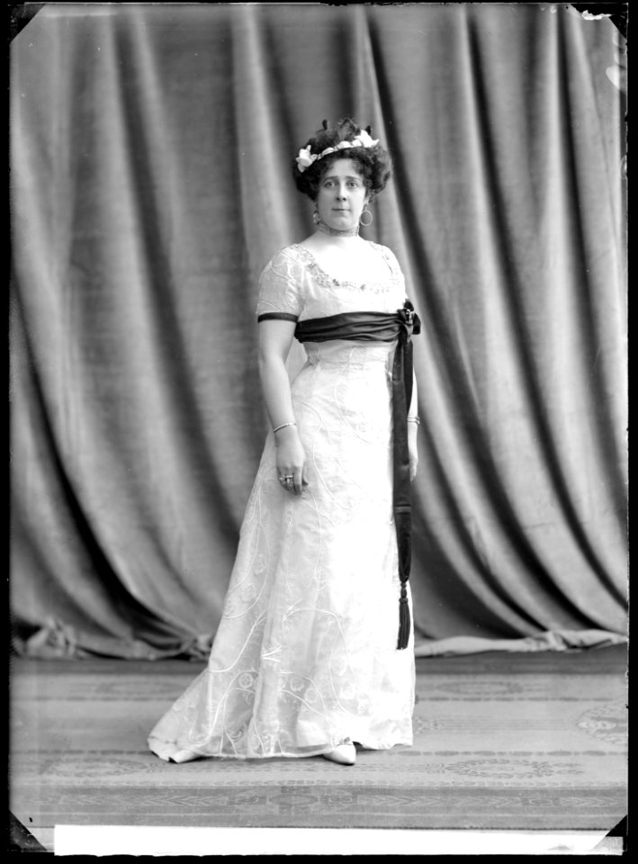 Gina Barcklind in Bland bålde riddersmän at Vasateatern 1908 - SMV - NB041