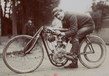 Giosuè Giuppone, ici au kilomètre de Dourdan en octobre 1906, sur Peugeot II V2 à pneus Le Lion (vainqueur en 28, à 128.571 kmh devant Cissac)