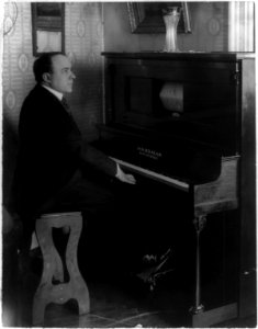 Giovanni Zenatello (seated at a Hardman Autotone player piano) LCCN2012648353