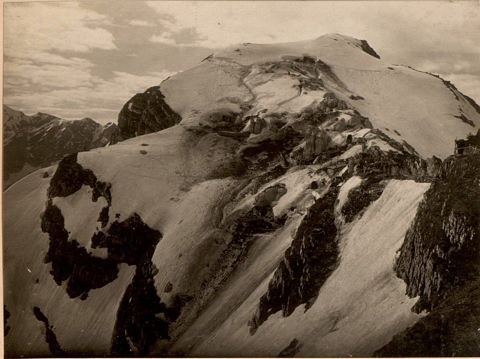Gipfel des Lipnik mit den Winterunterständen. Aufgenommen bei Kote 1808. Aufgenommen am 15.5.1916. (BildID 15475286)