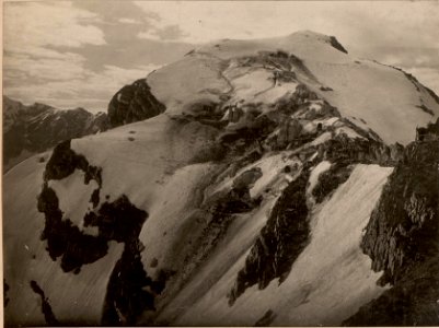 Gipfel des Lipnik mit den Winterunterständen. Aufgenommen bei Kote 1808. Aufgenommen am 15.5.1916. (BildID 15475286)