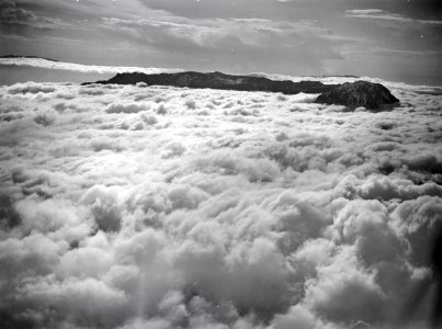 ETH-BIB-In 2500 m Höhe über einem Wolkenmeer an den Riffbergen in Spanisch Marokko vorbei-Tschadseeflug 1930-31-LBS MH02-08-0453