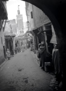 ETH-BIB-In den engen Gässchen von Fes spielt sich ein buntes marokkanisches Leben ab-Tschadseeflug 1930-31-LBS MH02-08-0243