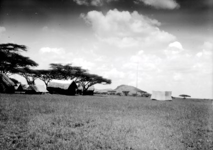 ETH-BIB-Hütten im Camp Serengeti-Kilimanjaroflug 1929-30-LBS MH02-07-0499