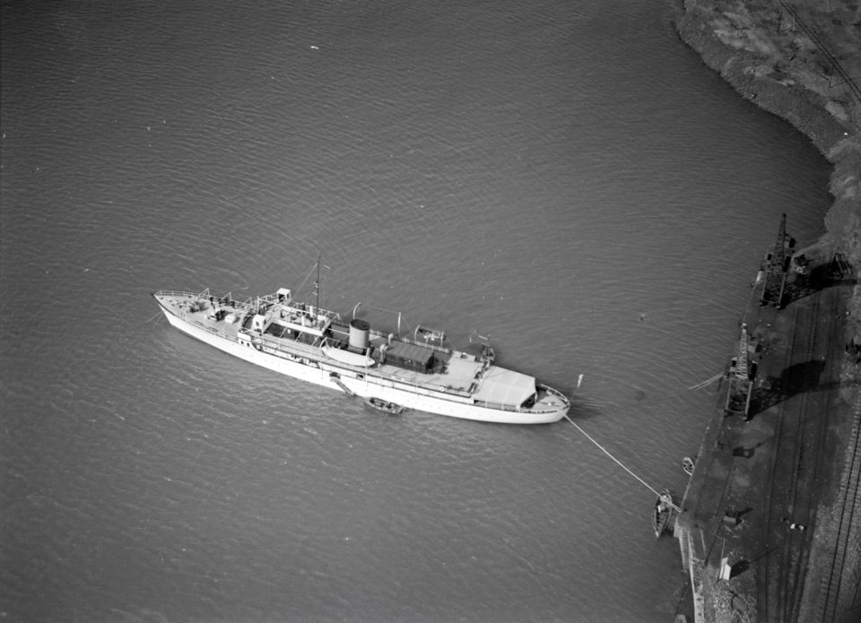 ETH-BIB-Im Hafen von Casablanca überfliegen wir die wundervolle Jacht von Mr. Macomber-Tschadseeflug 1930-31-LBS MH02-08-0430