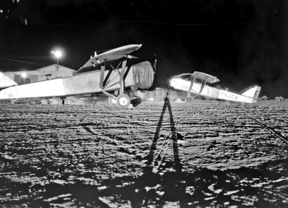 ETH-BIB-Im Lichte der Scheinwerfer starten und landen die französischen Postflugzeuge auf Kap Juby-Tschadseeflug 1930-31-LBS MH02-08-1092