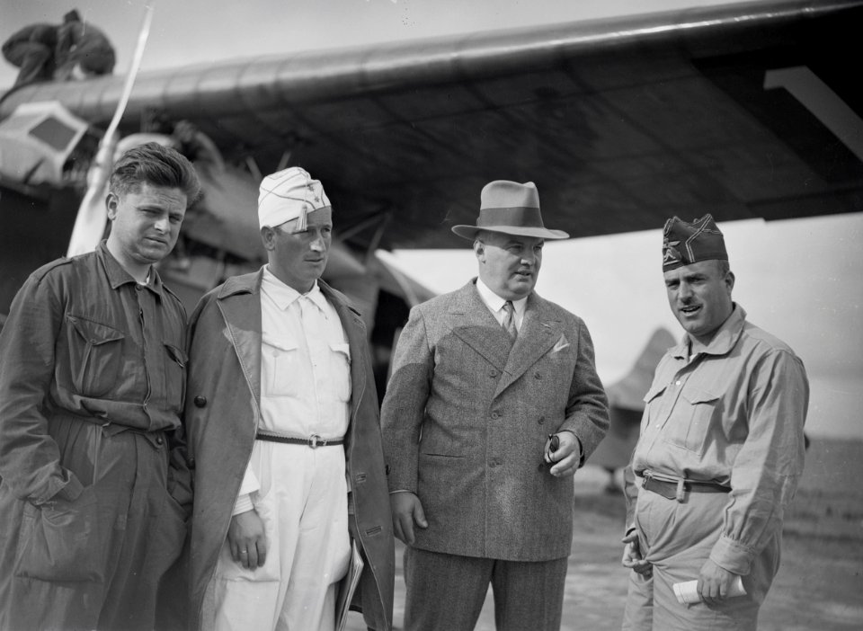 ETH-BIB-In Cartagena empfängt uns der deutsche Konsul Fricke auf dem Flugplatz Los Alcazarés-Tschadseeflug 1930-31-LBS MH02-08-0207