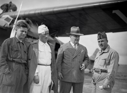 ETH-BIB-In Cartagena empfängt uns der deutsche Konsul Fricke auf dem Flugplatz Los Alcazarés-Tschadseeflug 1930-31-LBS MH02-08-0207