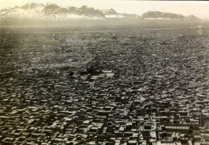 ETH-BIB-Isfahan mit Berghintergrund aus 400 m Höhe-Persienflug 1924-1925-LBS MH02-02-0132-AL-FL