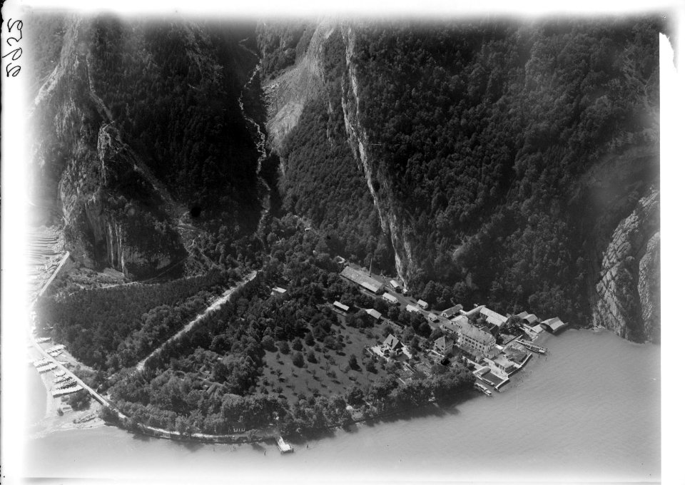 ETH-BIB-Isleten (Bauen) am Urnersee aus 300 m-Inlandflüge-LBS MH01-002952