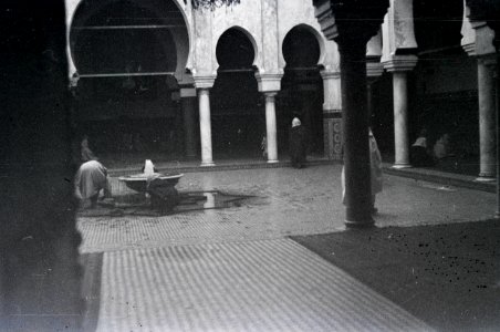 ETH-BIB-Innenhof eines Gebäudes in Fès-Nordafrikaflug 1932-LBS MH02-13-0326