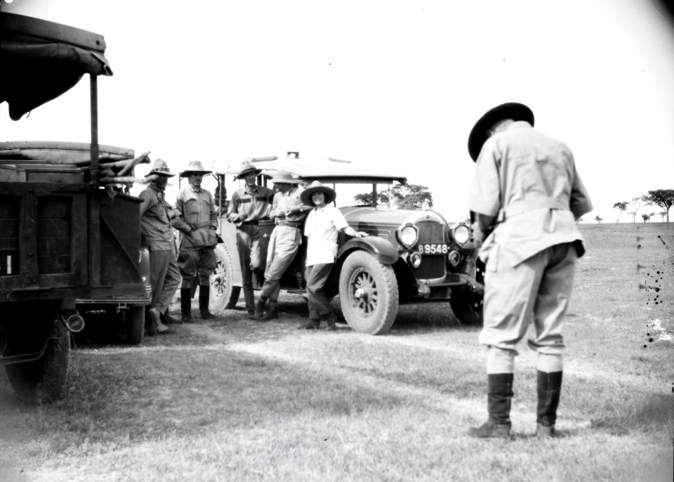 ETH-BIB-Jagdgemeinschaft vor Autos-Kilimanjaroflug 1929-30-LBS MH02-07-0287