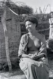 ETH-BIB-Junge abessinische Frau vor Hütte-Abessinienflug 1934-LBS MH02-22-1093